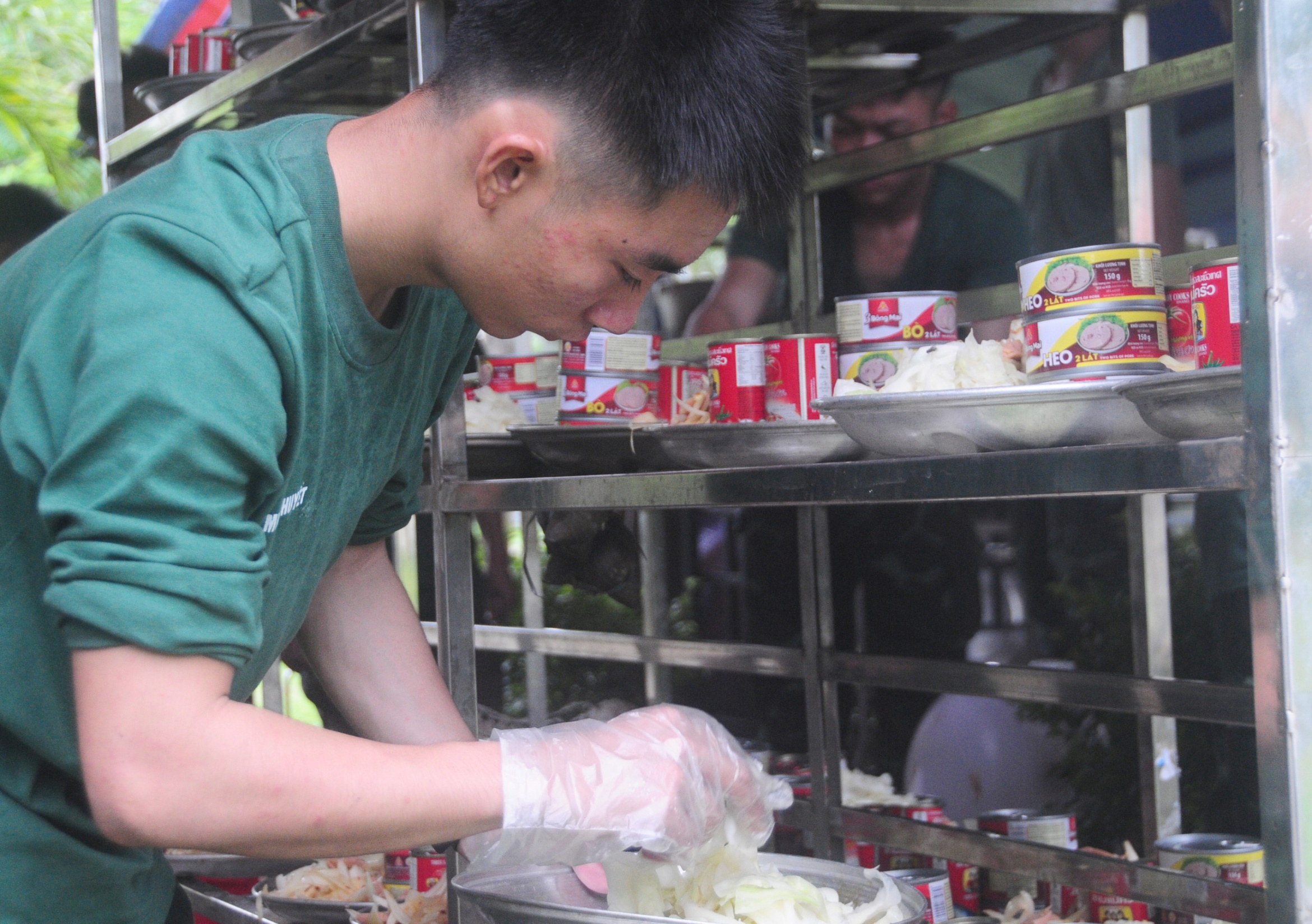 部队涉水帮助民众清理洪水后的淤泥,不麻烦哪怕一瓶水、一盒饭